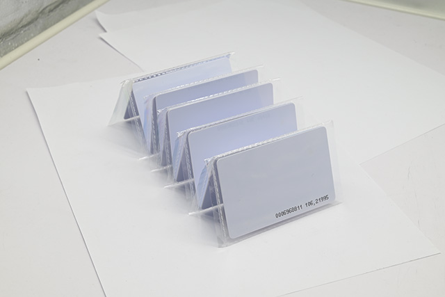 感應(yīng)式公交PVC卡相對(duì)于磁條卡有什么優(yōu)點(diǎn)